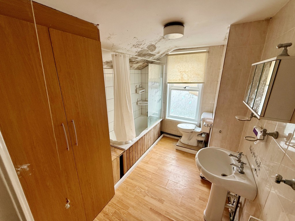Lot: 76 - TERRACE HOUSE FOR REFURBISHMENT - Bathroom with W.C.